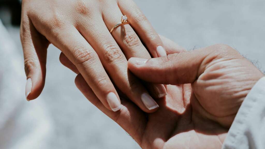 在求婚、婚禮上交換戒指時,往往都是戴在左手無名指上,當然這都沒有硬性規定,之後想換位置佩戴都看個人。