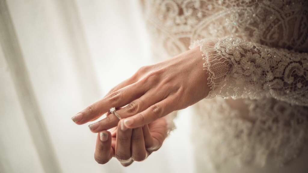 平時戴鑽戒怕碰撞,可以戴素面的鉑金婚戒就好,也可以做成項鍊佩戴。